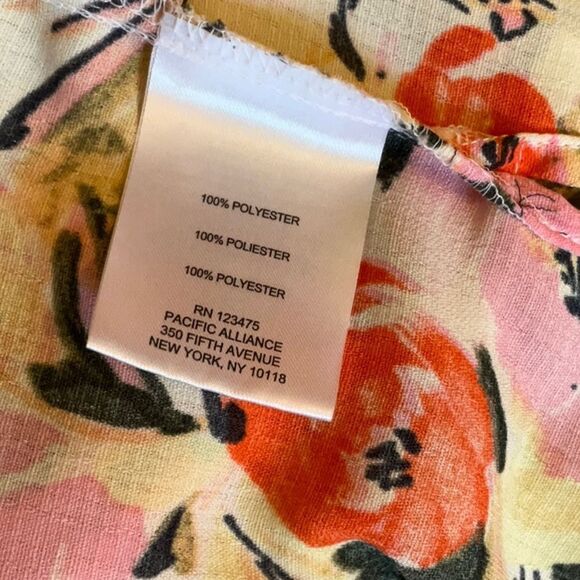 NWOT ELLEN TRACY top with ruffled short sleeves in size medium - Picture 10 of 11